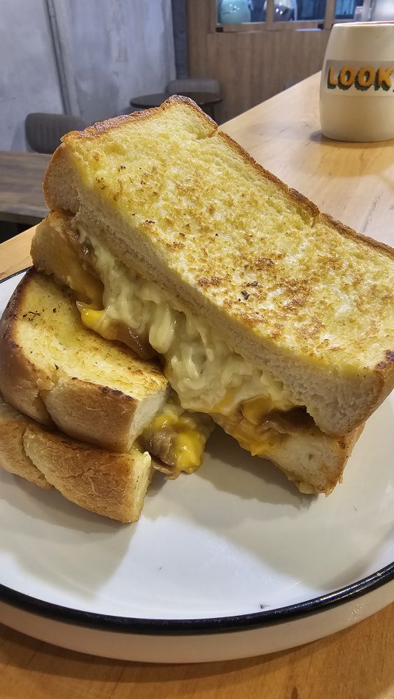 乳酪法式吐司，煎至金黃的厚片吐司夾滿牽絲起司