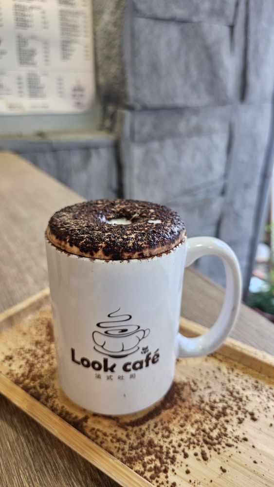 甜甜圈咖啡，Look Café 馬克杯上放置撒滿可可粉的甜甜圈