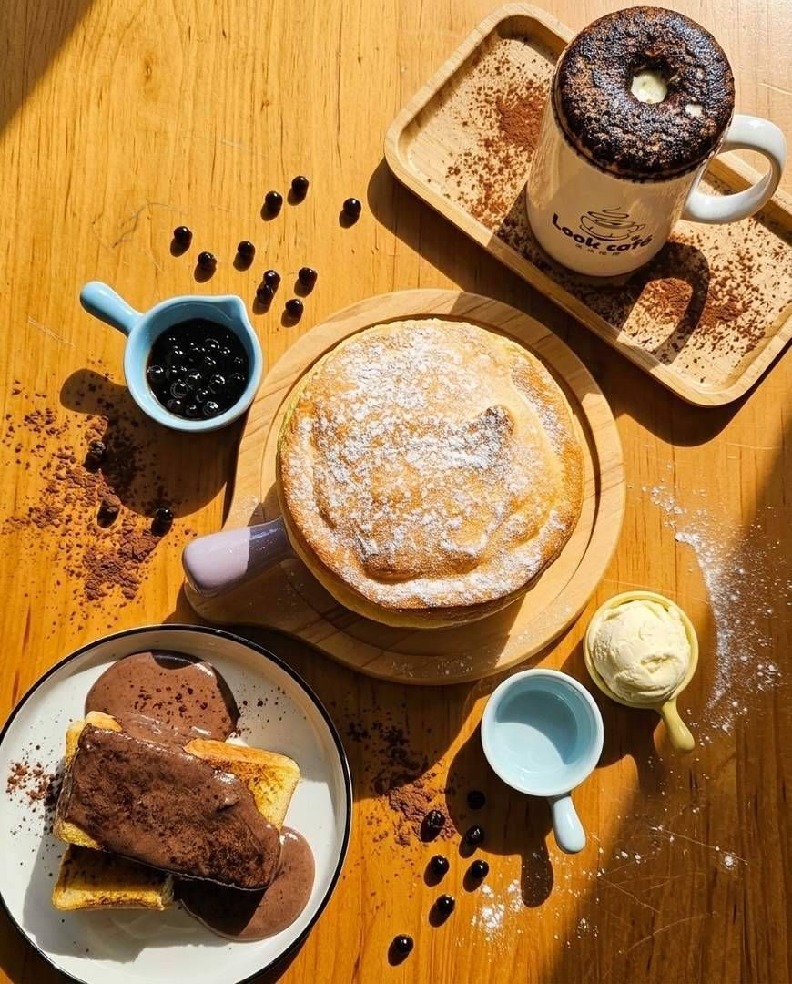 Look Café 招牌餐點合影：陶鍋舒芙蕾、可可法式吐司與甜甜圈咖啡
